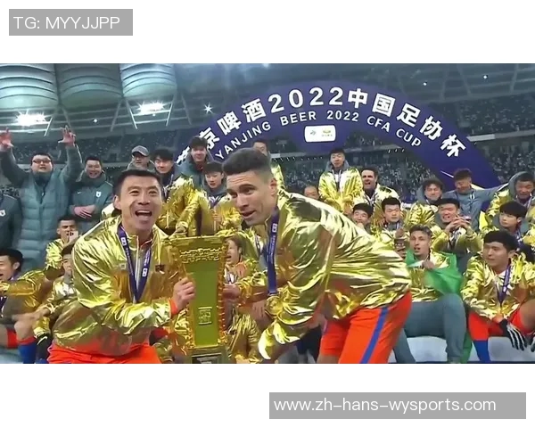 足球杯激战正酣各国球队争夺荣耀谁将捧起梦寐以求的冠军奖杯